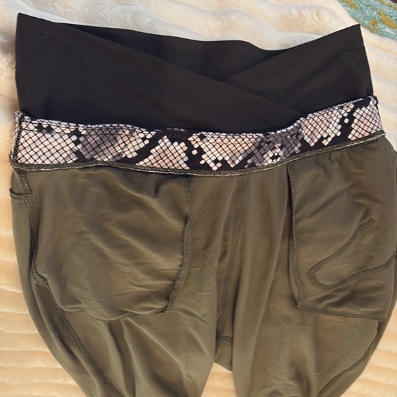 Lululemon Military Green Ankle Tights with printed waist - ❤️size 6/8 - Picture 7 of 14